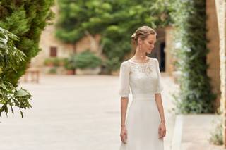 Vestido de novia con escote ilusión con mangas francesas