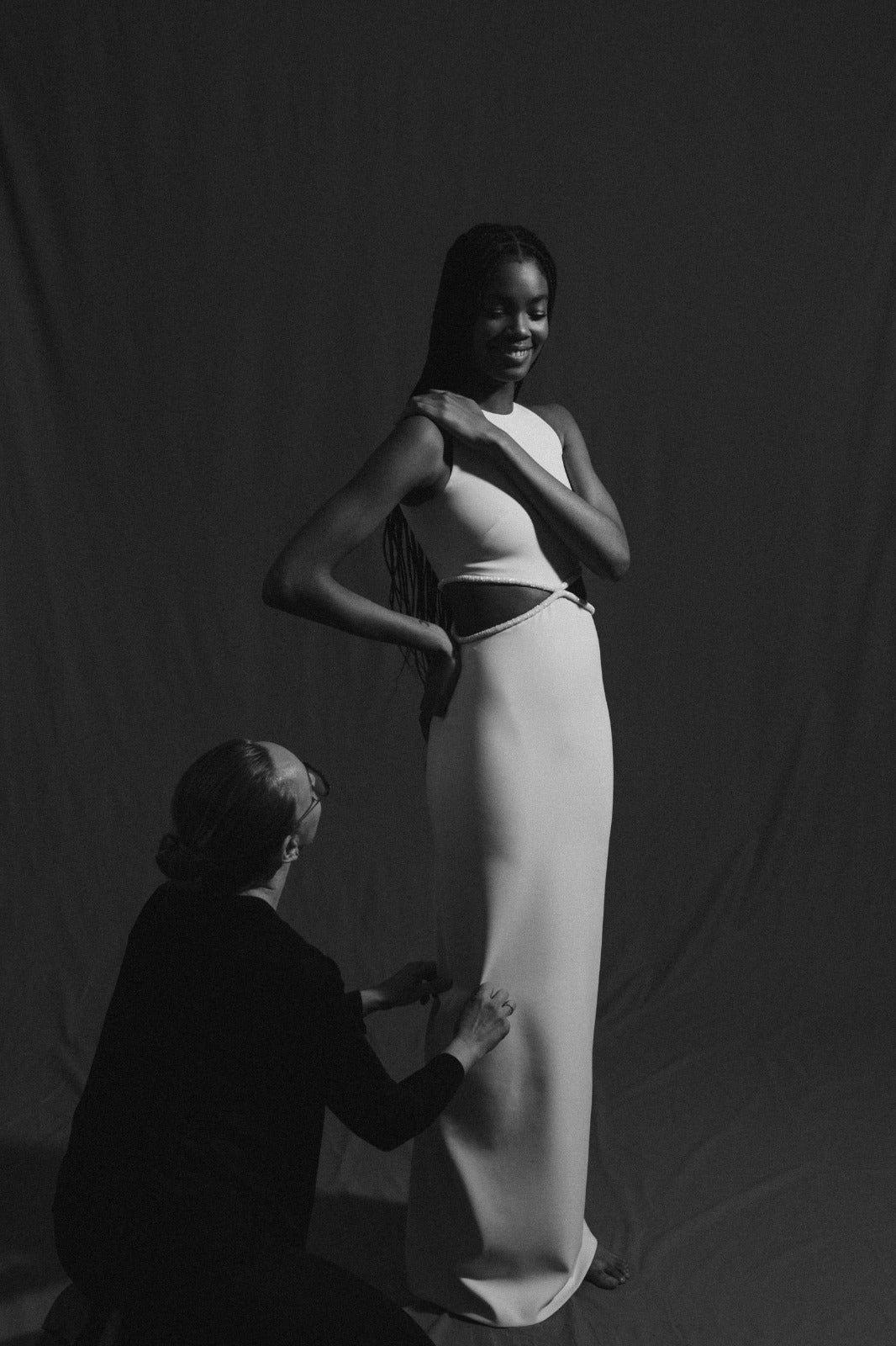 vestido de novia sencillo y minimalista con aberturas en los laterales de la cintura
