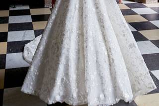 Vestido de novia con escote ilusión y destellos de brilli-brilli