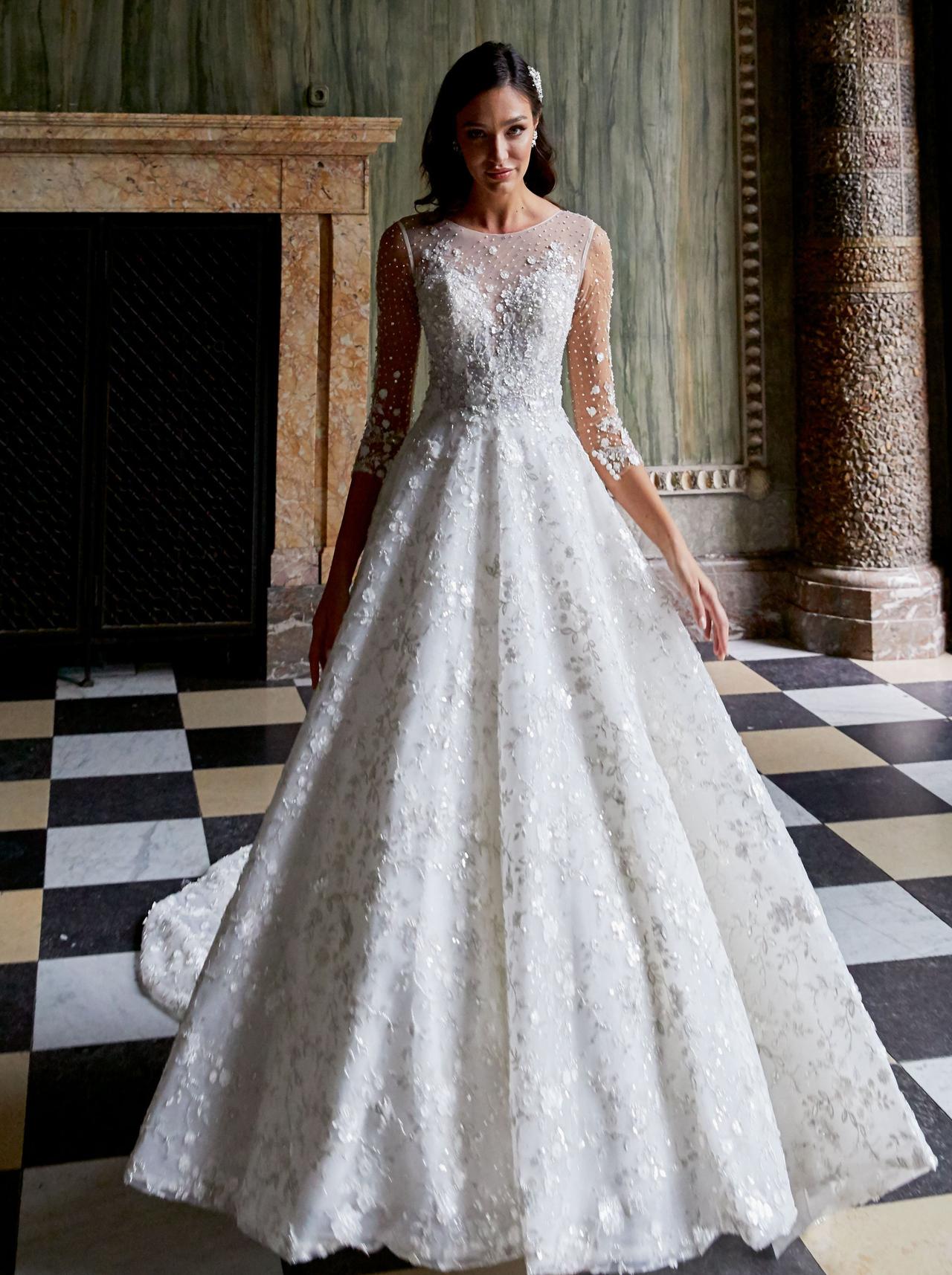 Vestido de novia con escote ilusión y destellos de brilli-brilli