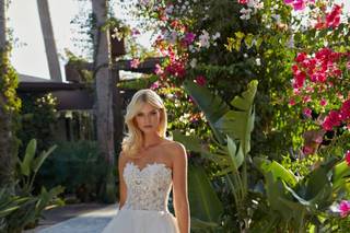 Vestido de novia con escote corazón y volantes en la falda para el día de la boda