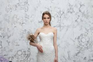 Vestido de novia con escote corazón y bordados para el día de la boda