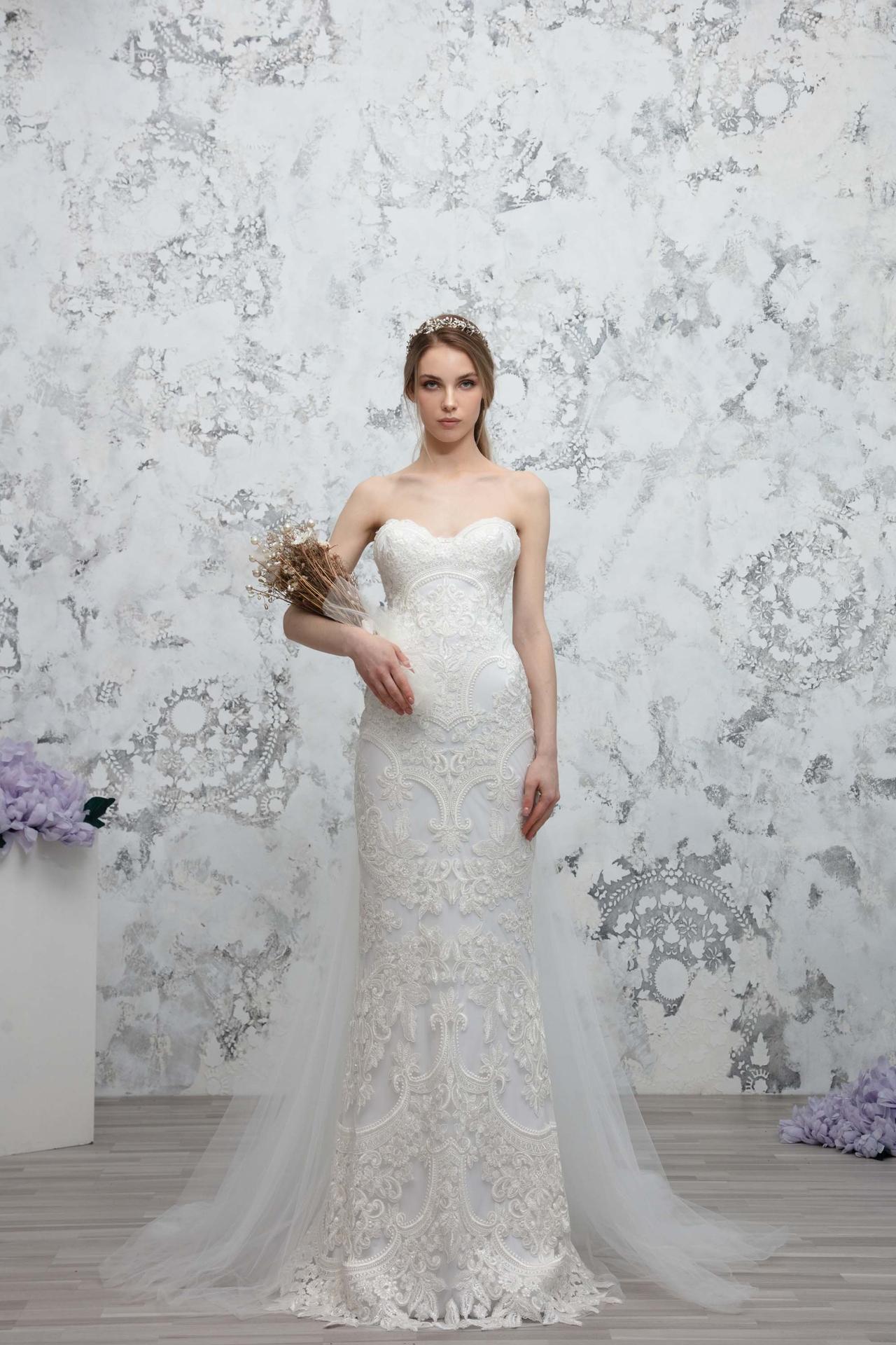 Vestido de novia con escote corazón y bordados para el día de la boda