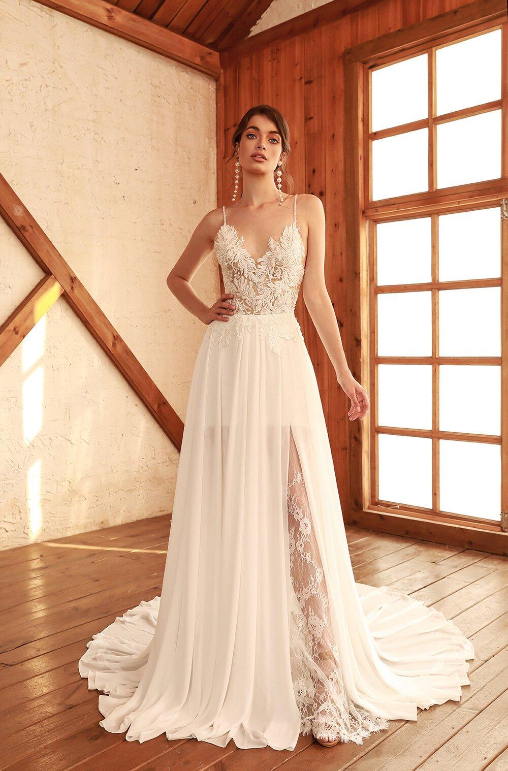 Vestido de novia con tirantes y sensual abertura frontal en la falda de la colección Desert Blossom de Chic Nostalgia 2021