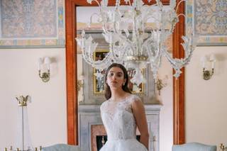 Vestido de novia con escote ilusión y corte princesa