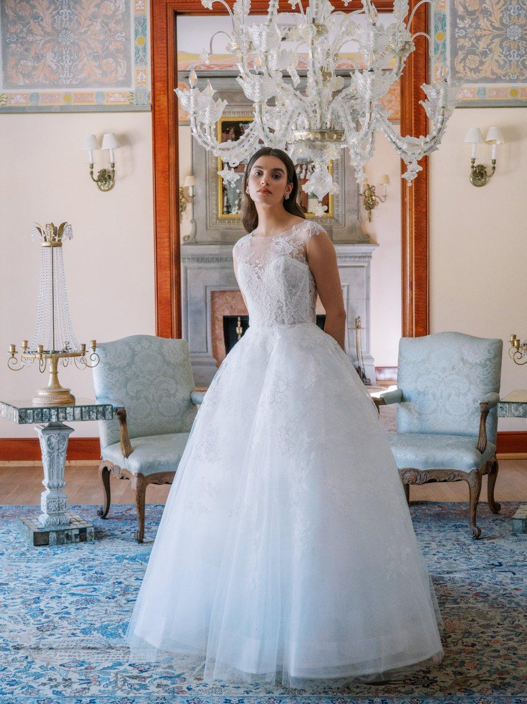 Vestido de novia con escote ilusión y corte princesa