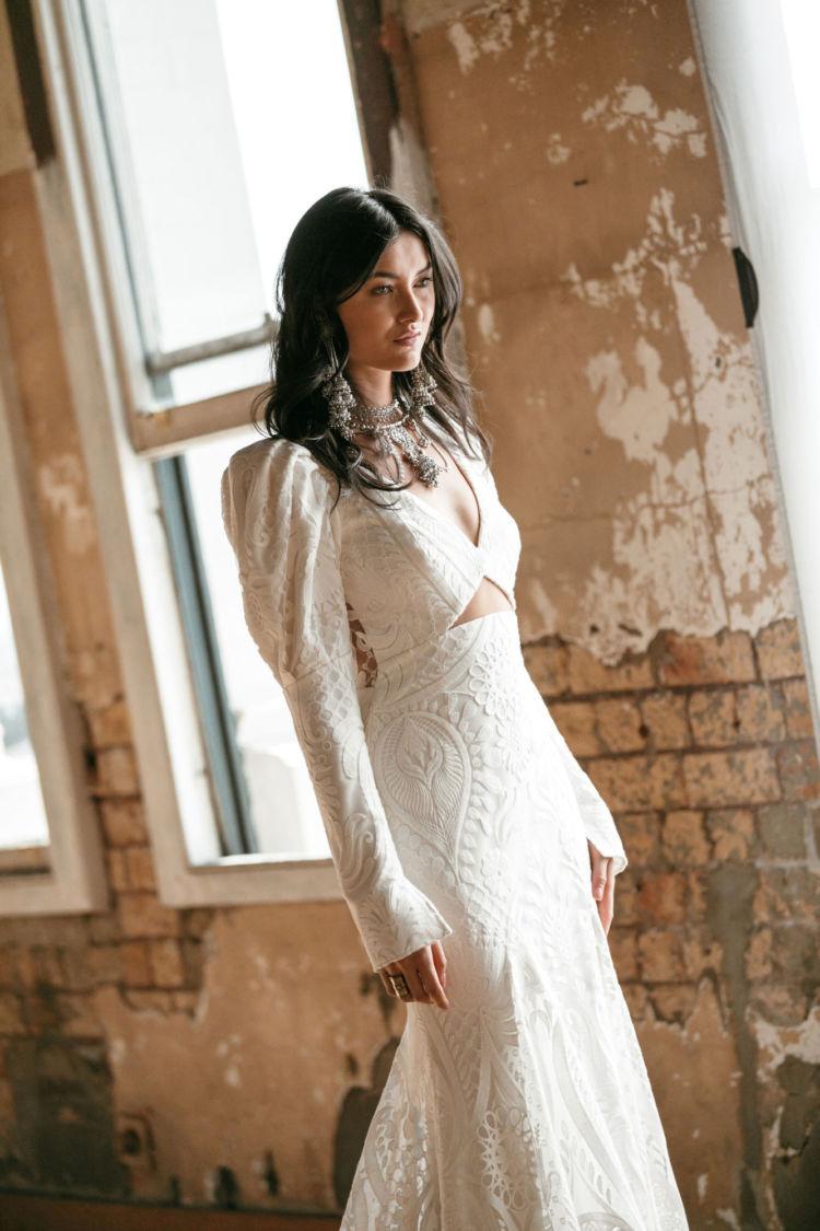 Vestido de novia bordado y de manga larga de la colección Golden Rhapsody de Rue de Seine 2021