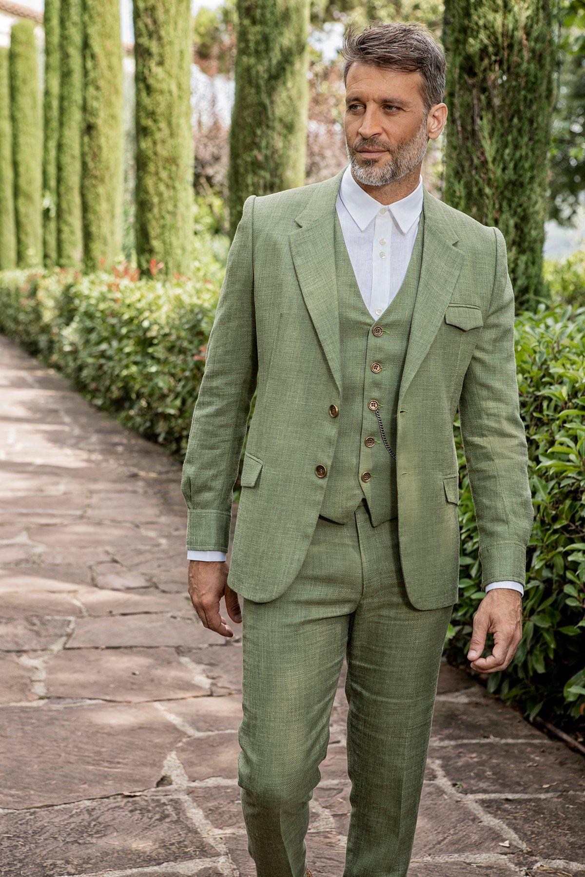 40 trajes de novio originales con color. ¡Descubre las tendencias que más  se van a llevar!