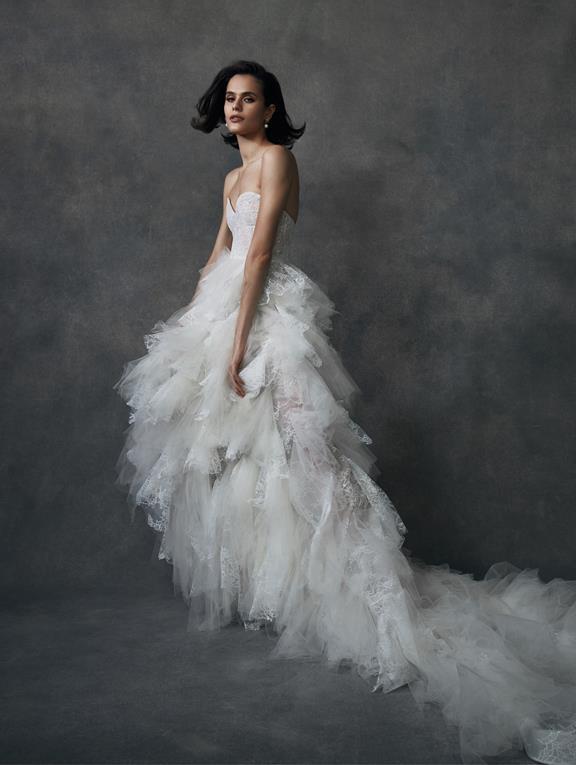 Chica con un vestido de novia con escote corazón y falda de volantes