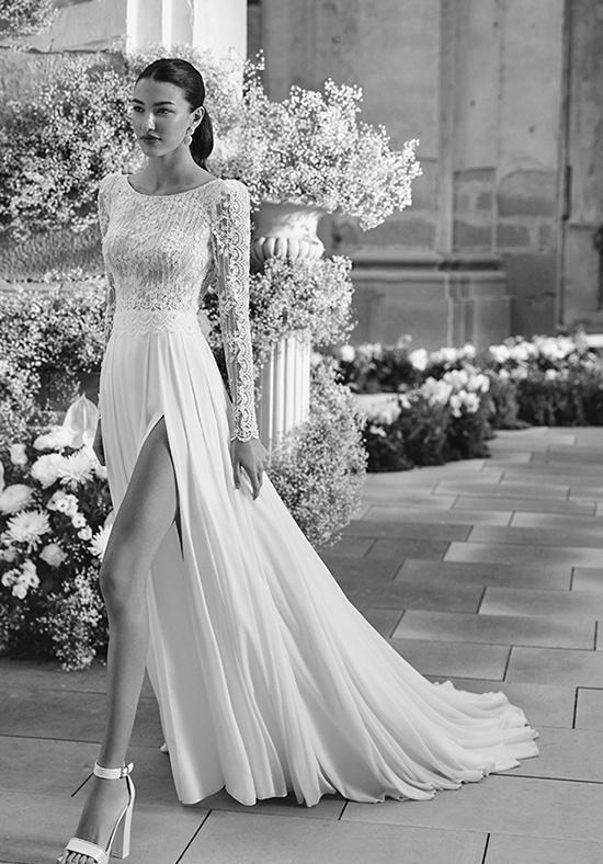 vestidos de novia para mujeres maduras: con abertura en la falda, manga larga y cuerpo de encaje