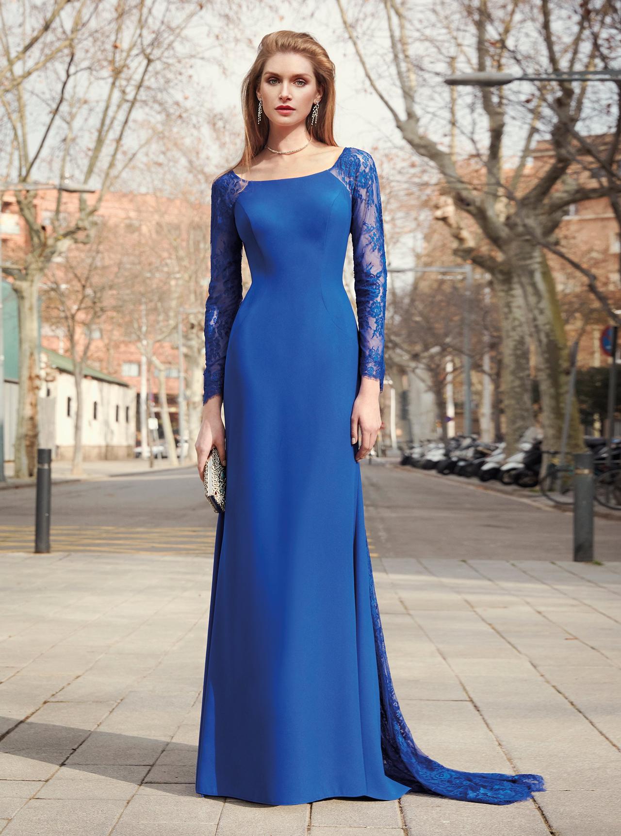 vestidos de fiesta en 'Classic Blue', el Color del Año 2020