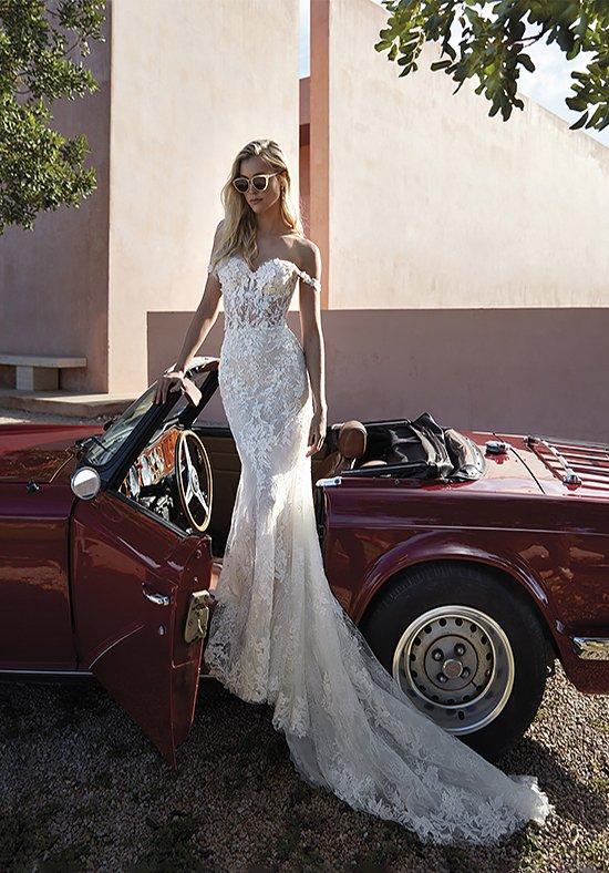 Vestidos de novia Pronovias 2024 de corte sirena con encaje y escote de hombros caídos