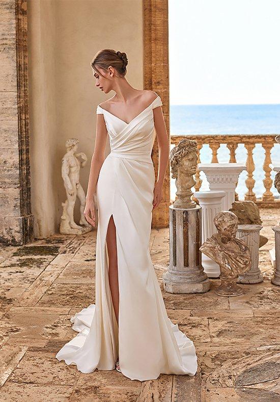 Vestidos de novia Pronovias 2024 con cuerpo drapeado, escote en V y abertura en la falda