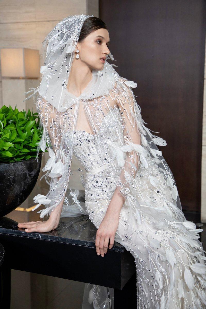 Vestido de novia de dos piezas con capa con capucha y plumas