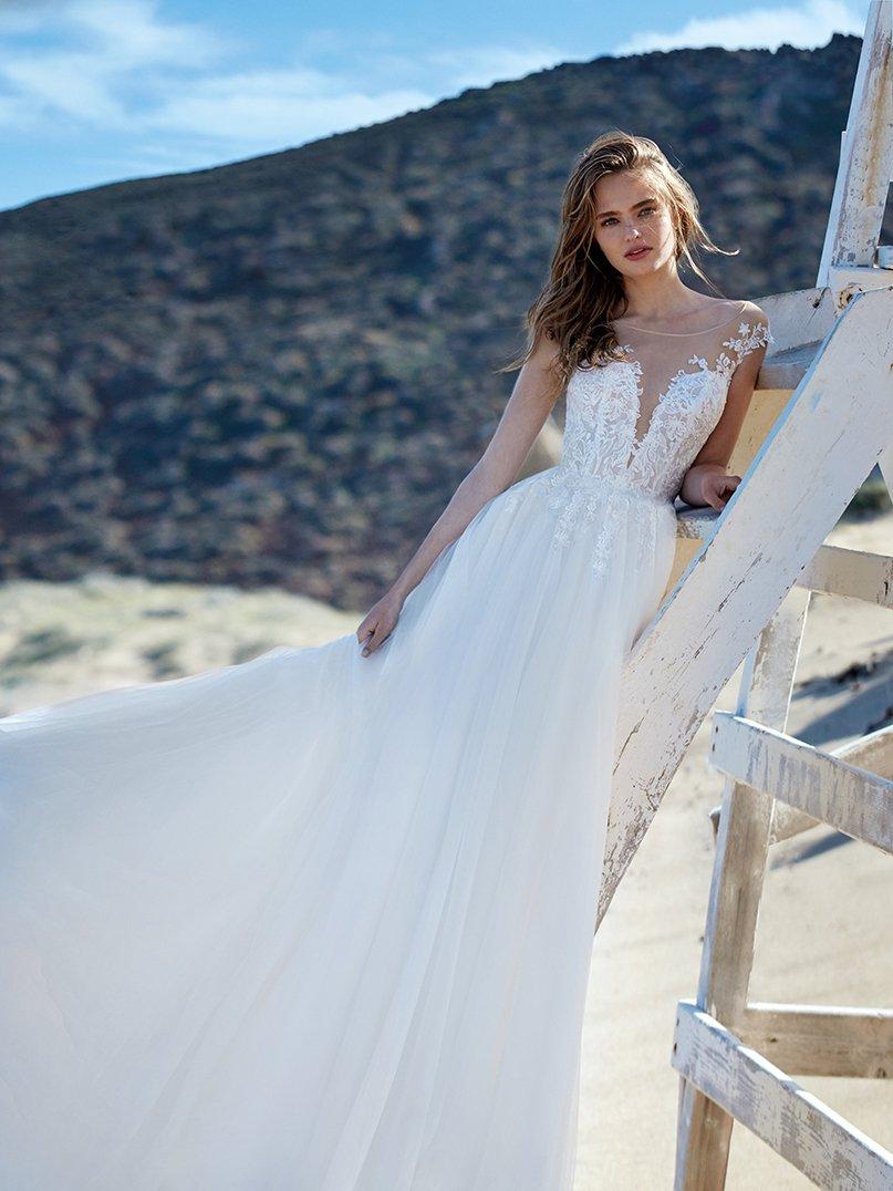 Vestido de novia con escote ilusión y corte en A