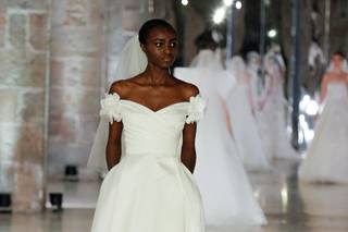 Vestido boda civil con cuerpo cruzado y elementos en 3D