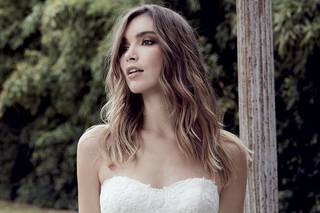 Vestido de novia con escote corazón y cinturón de color rosa para el día de la boda