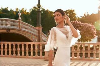 Vestido de novia con escote ilusión y flores tridimensionales