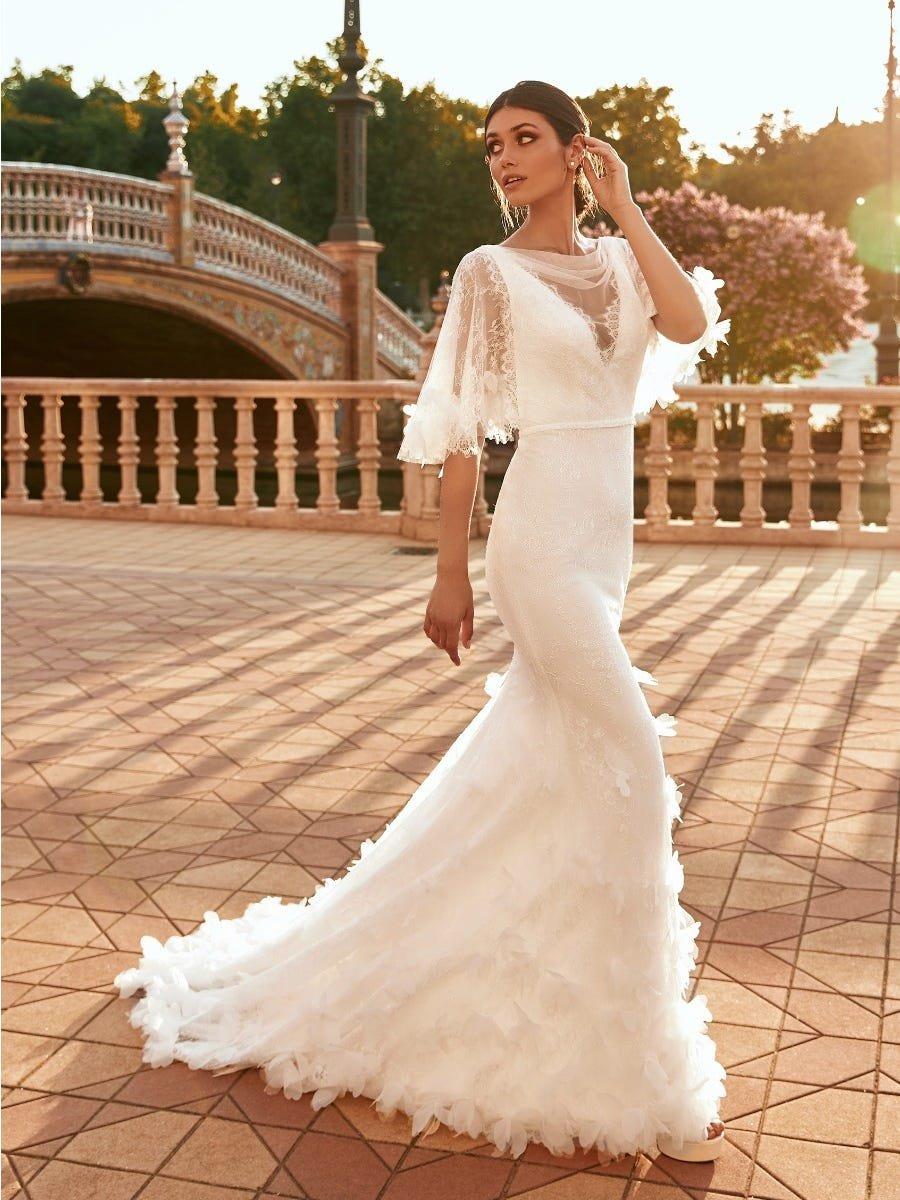 Vestido de novia con escote ilusión y flores tridimensionales