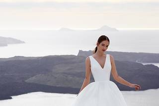 Vestidos de novia con escote en V y voluminosa falda princesa para el día de la boda