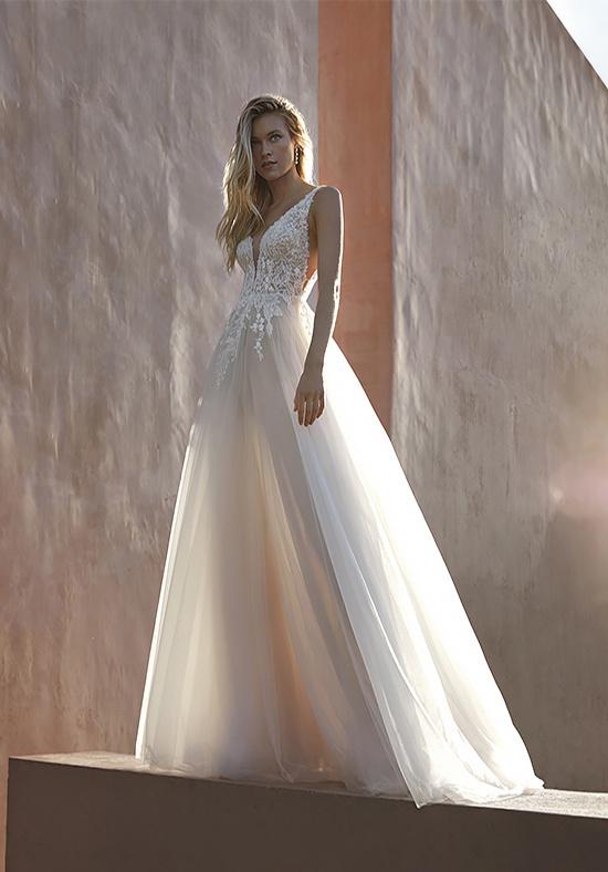 Vestidos de novia Pronovias 2024 con falda con transparencias y cuerpo de encaje