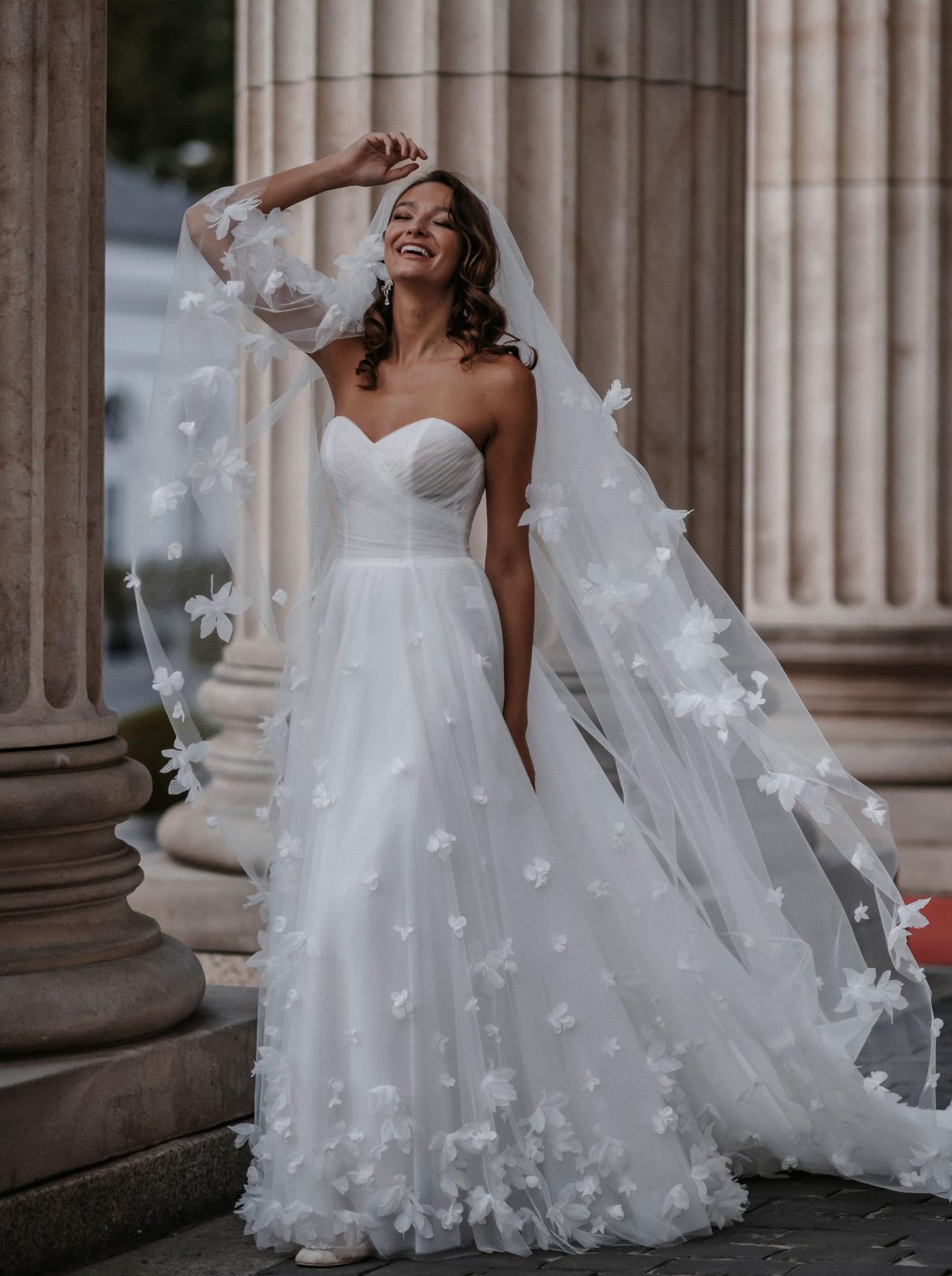 Vestido de novia con escote corazón y flores en 3D para el día de la boda