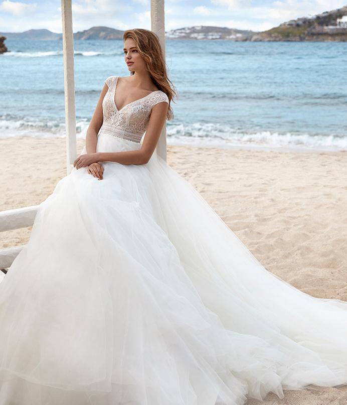 Vestidos de novia con escote en V y corte princesa para el día de la boda