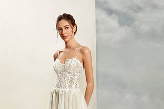 Vestido de novia con escote corazón y falda plisada para el día de la boda