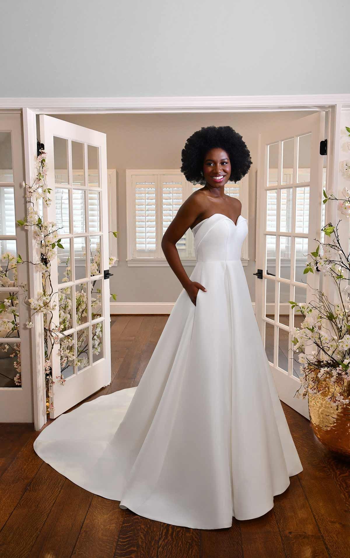 Vestido de novia con escote corazón y completamente liso para el día de la boda