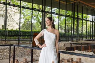 Vestido boda civil con escote asimétrico y abertura en la falda