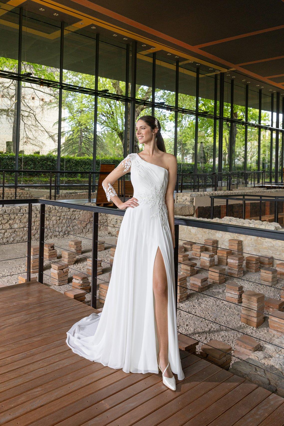 Vestido boda civil con escote asimétrico y abertura en la falda