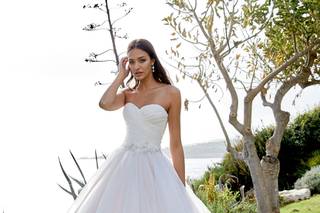 Vestido de novia con escote corazón y silueta princesa para el día de la boda