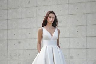 Vestido de novia con falda plisada, escote en V y tirantes