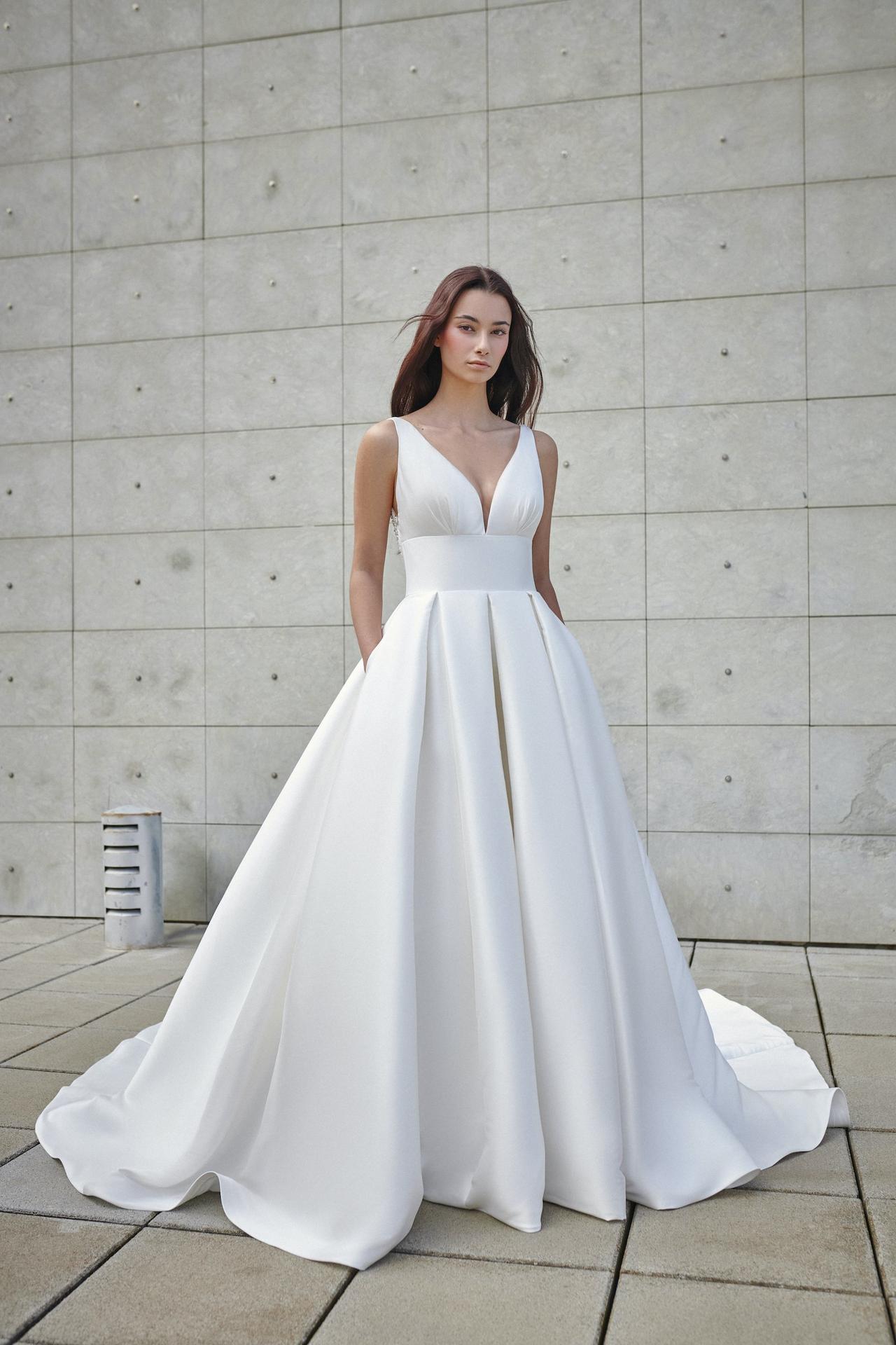 Vestido de novia con falda plisada, escote en V y tirantes