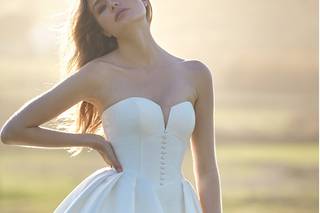 Vestido de novia con escote corazón con botones para el día de la boda