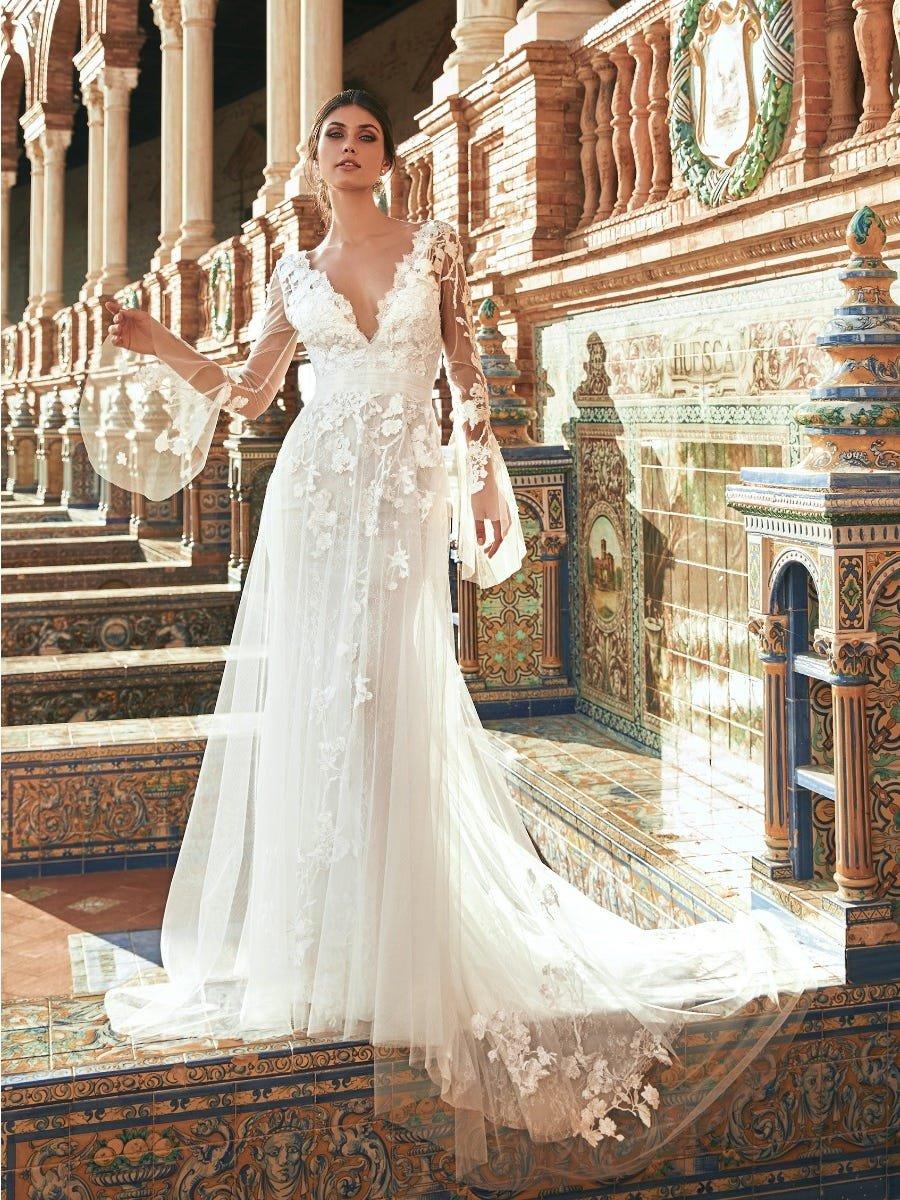 Vestidos de novia con escote en V con mangas con transparencias para el día de la boda