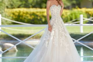 Vestido de novia con escote corazón y encaje floral para el día de la boda