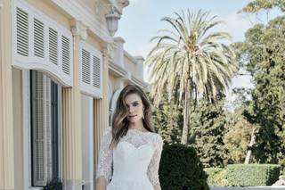 Vestido de novia con escote ilusión y corte princesa