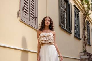 Vestido de novia de dos piezas con falda lisa y crop top con volantes