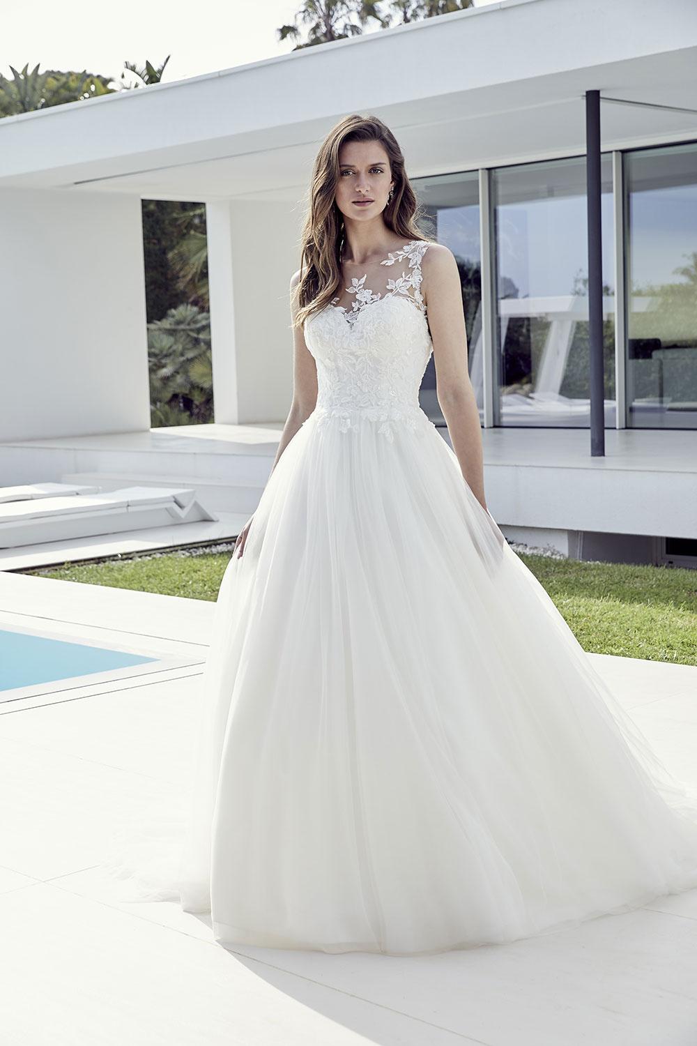 Vestido de novia con escote ilusión y elementos florales