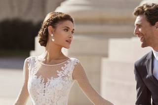 Vestido de novia con escote ilusión y manga francesa