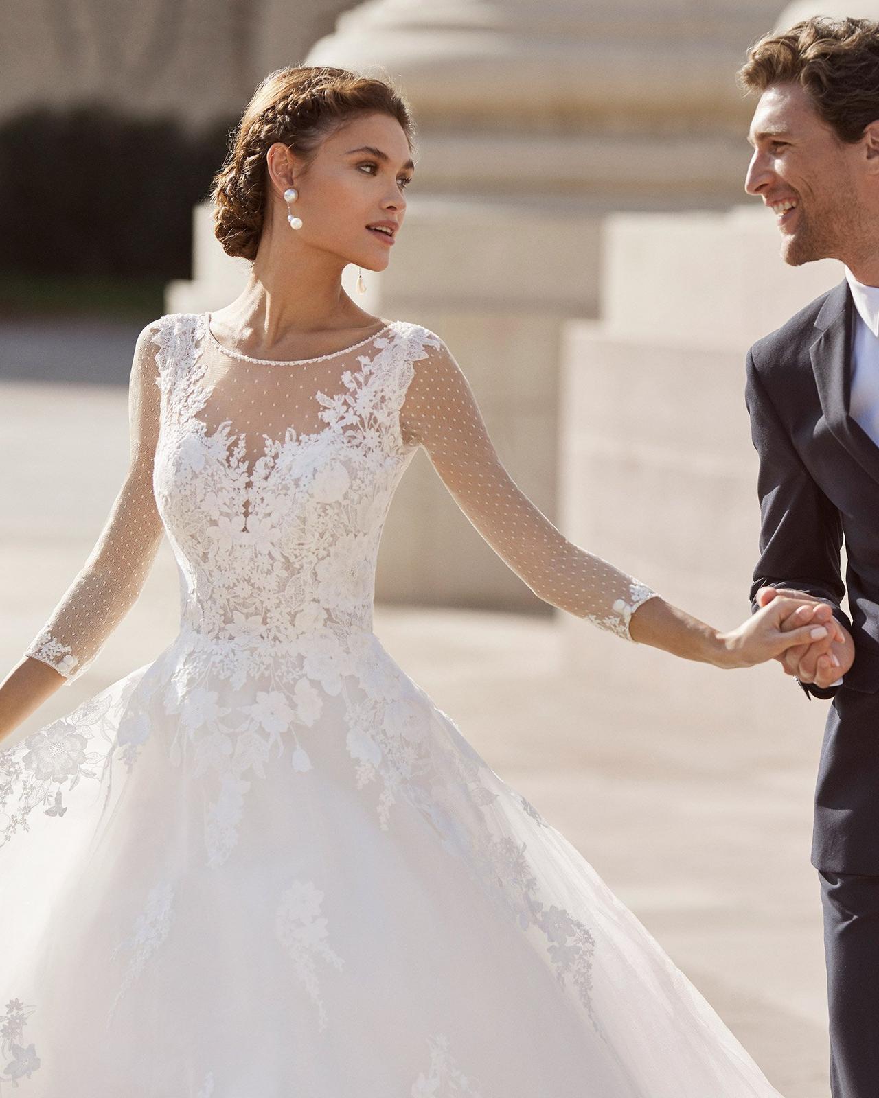 Vestido de novia con escote ilusión y manga francesa