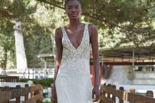 Vestidos de novia con escote en V y reflejos dorados para el día de la boda