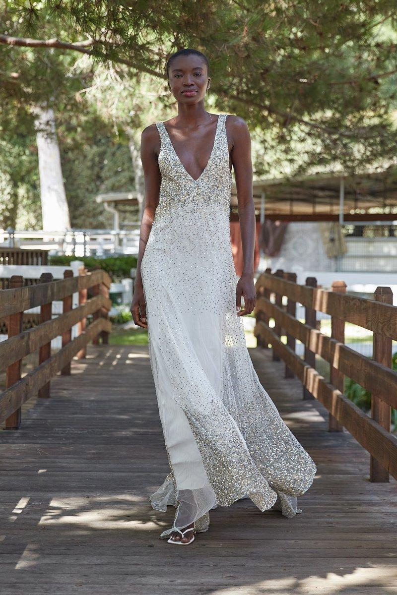 Vestidos de novia con escote en V y reflejos dorados para el día de la boda