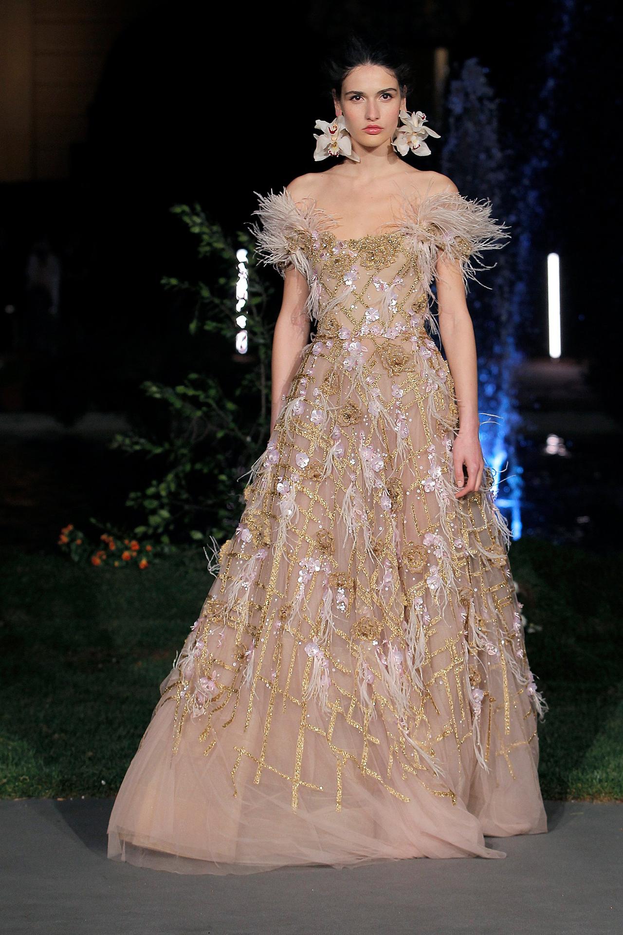 Look de invitada con plumas: ¡la más elegante de la boda!