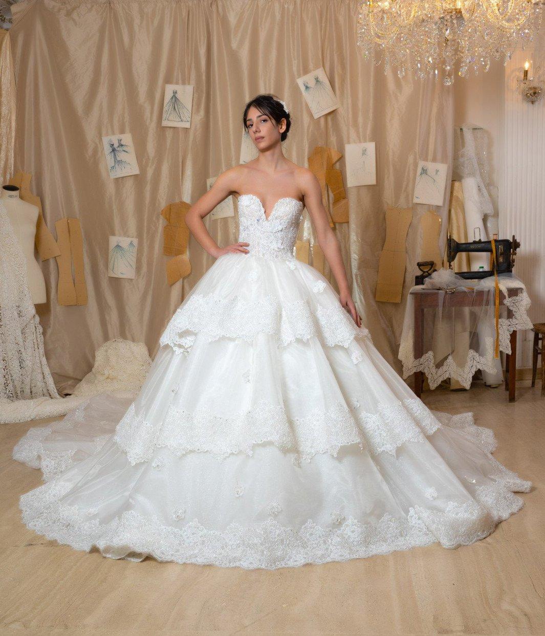 Vestido de novia con escote corazón y corte princesa con volantes para el día de la boda