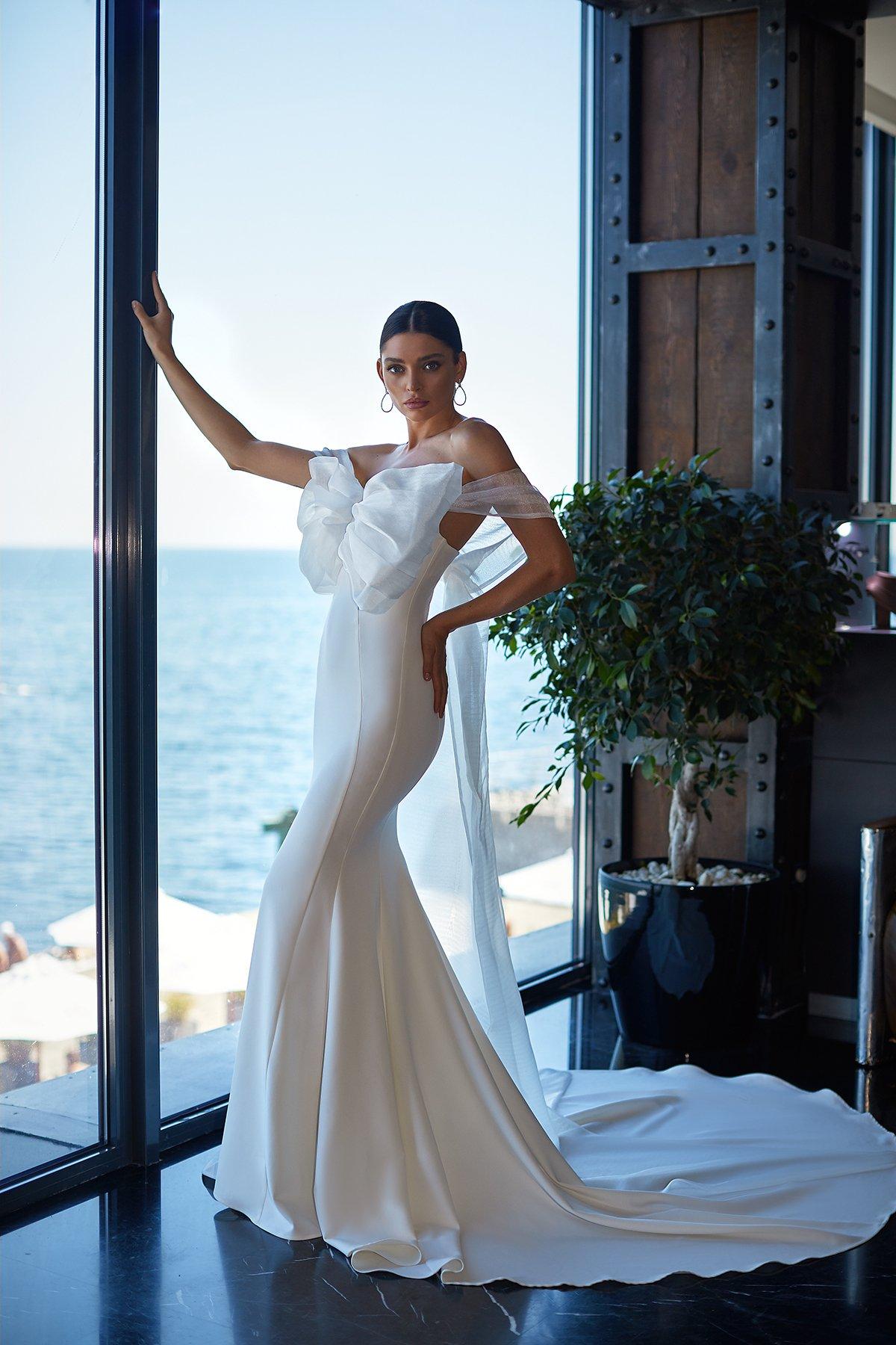 Vestido de novia con gran lazo de organza en el escote de la colección Brave Glance de Ida Torez 2021