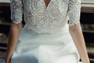 Vestido de novia de dos piezas con falda lisa y cuerpo de encaje
