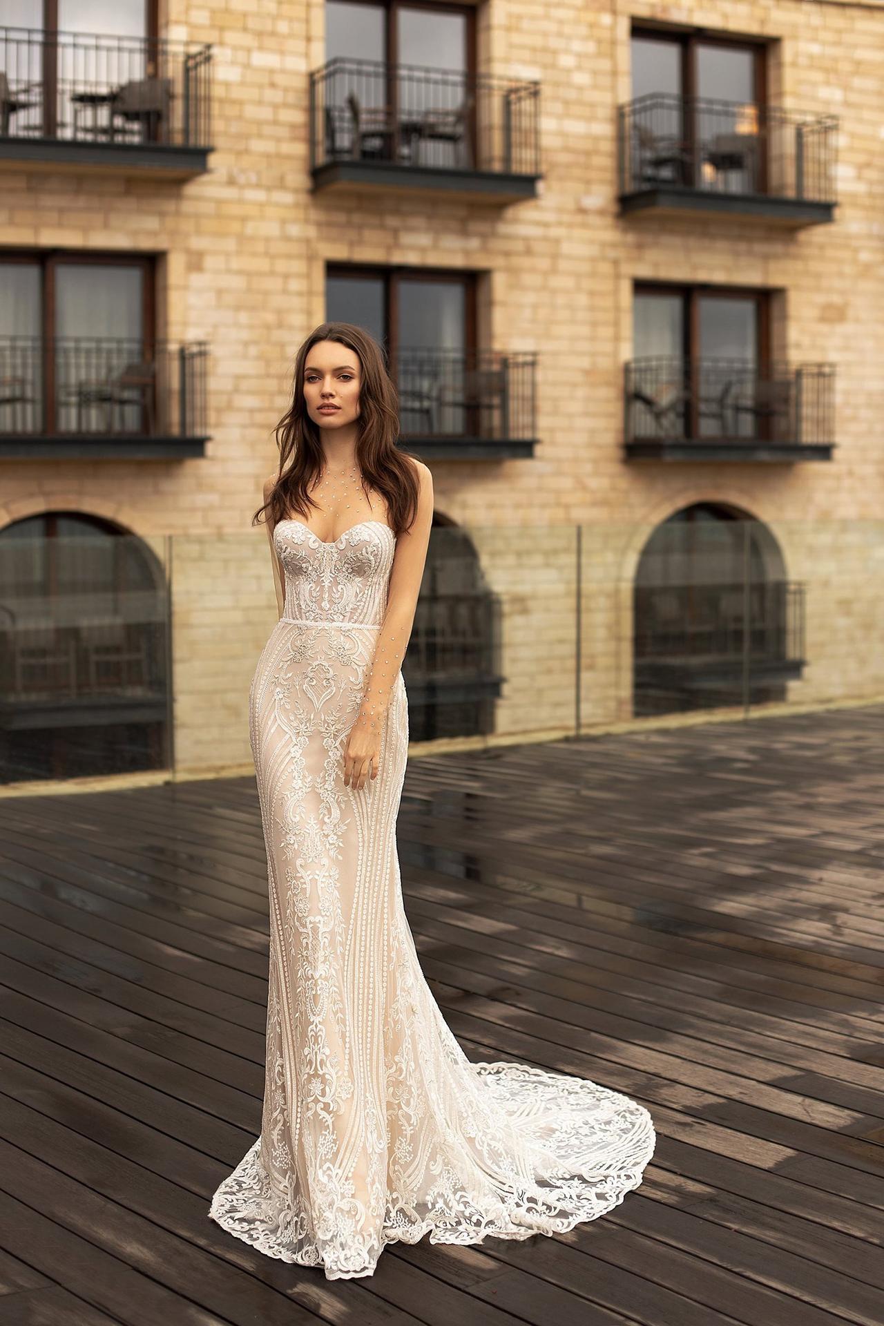 Vestido de novia con escote corazón y bellos encajes y bordados de la colección Seduction, de Ida Torez 2021