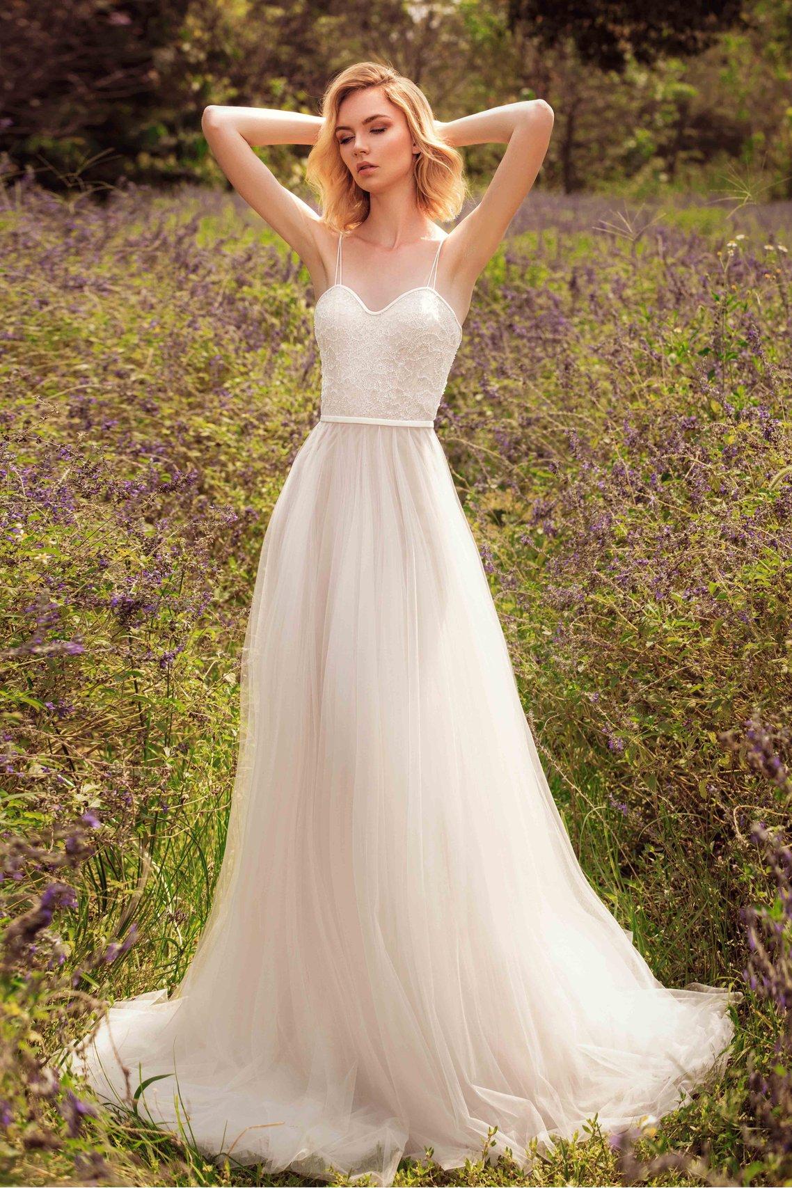Romántico vestido de novia con tirantes de la colección Desert Blossom de Chic Nostalgia 2021